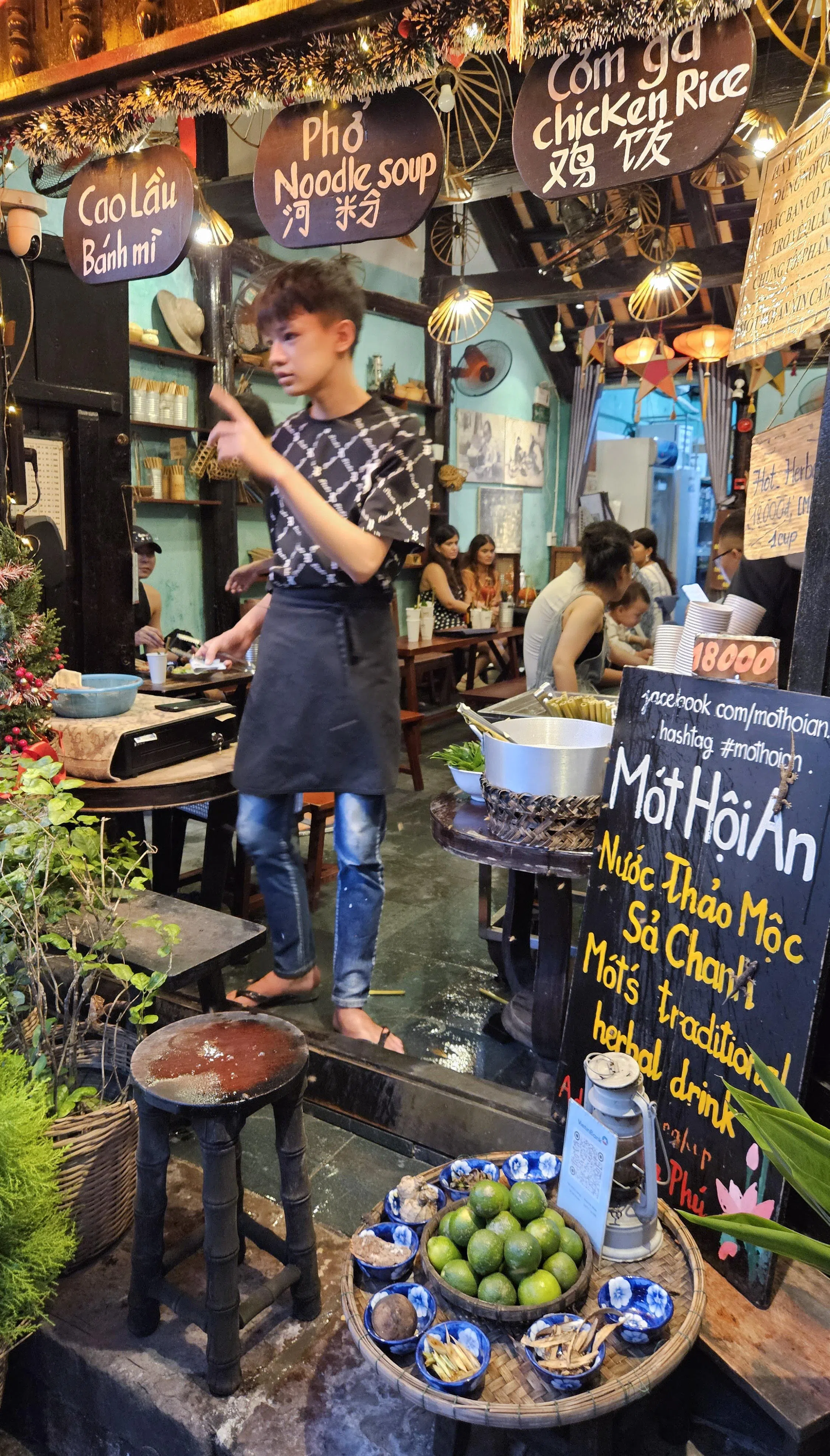 坐在茶馆里，慢品一杯Mot Hoi An草本茶。（客桑摄）