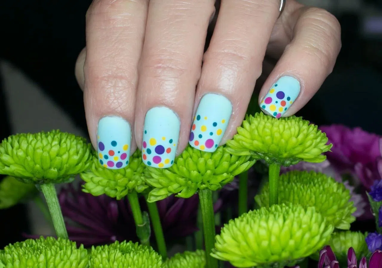 可爱波点为指尖添色。（互联网）