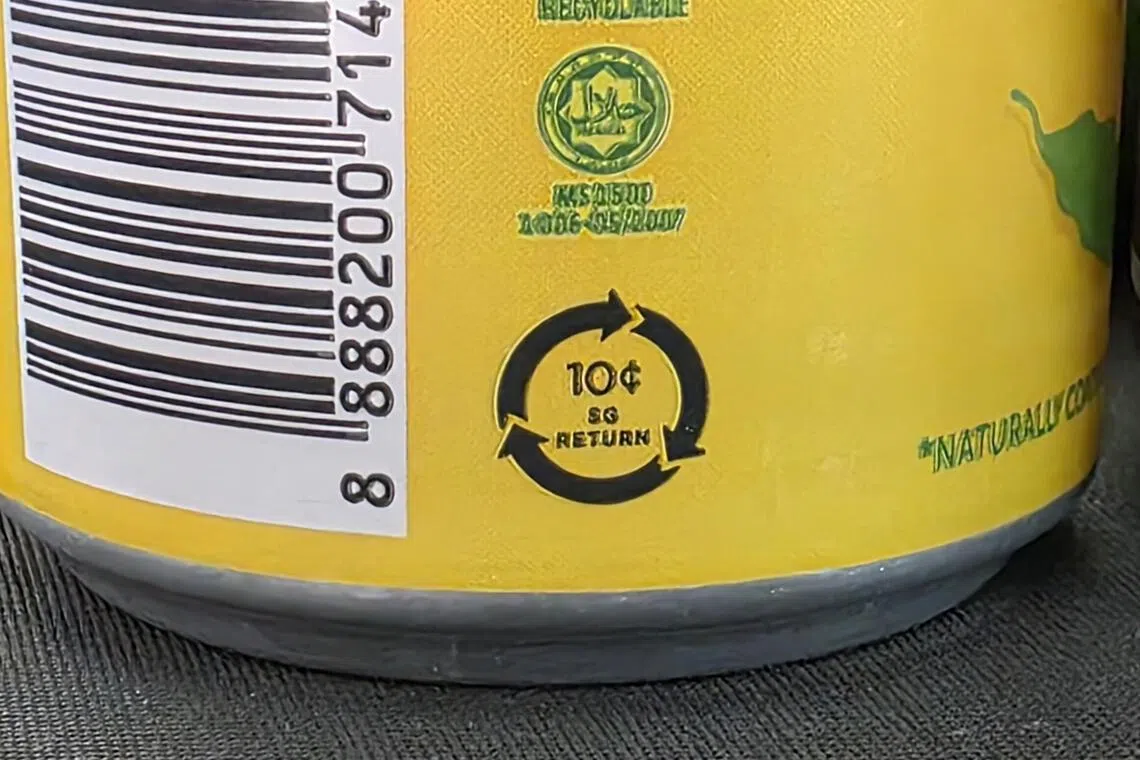 10月1日起，所有150毫升至3公升的铝罐和塑料瓶装饮料均须附上押金标签。（梁麒麟摄）
