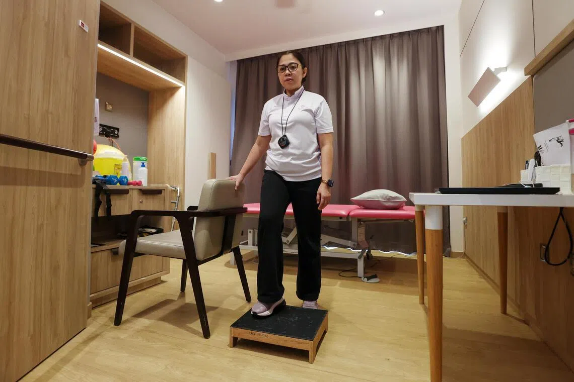 上下台阶练习时，先一只脚踏上台阶。（游甯稀摄）