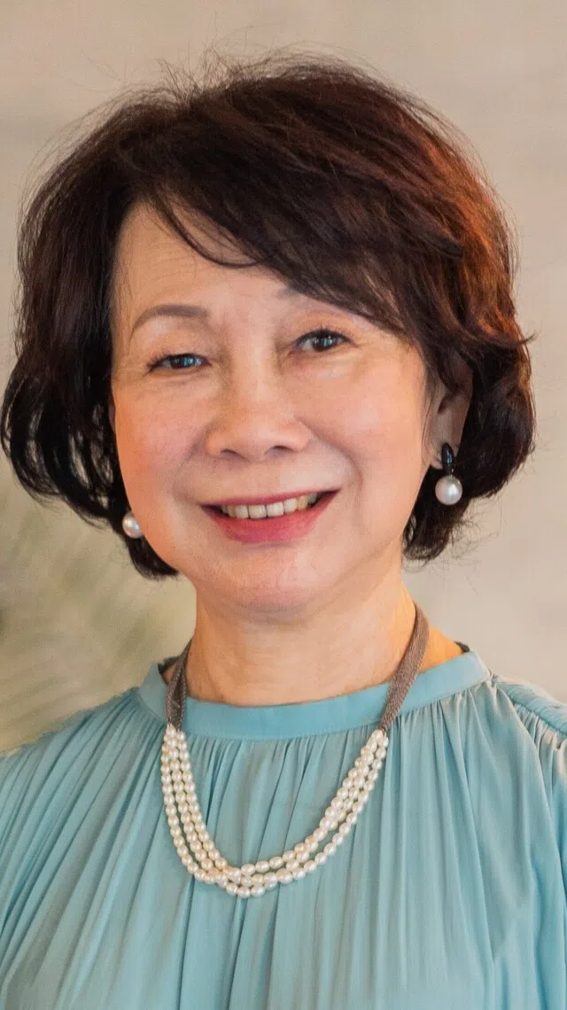 黄玮玲出版中英双语新书《亲情·友情·人间情》，收纳家中常吃的多款福建美食。（黄玮玲提供）