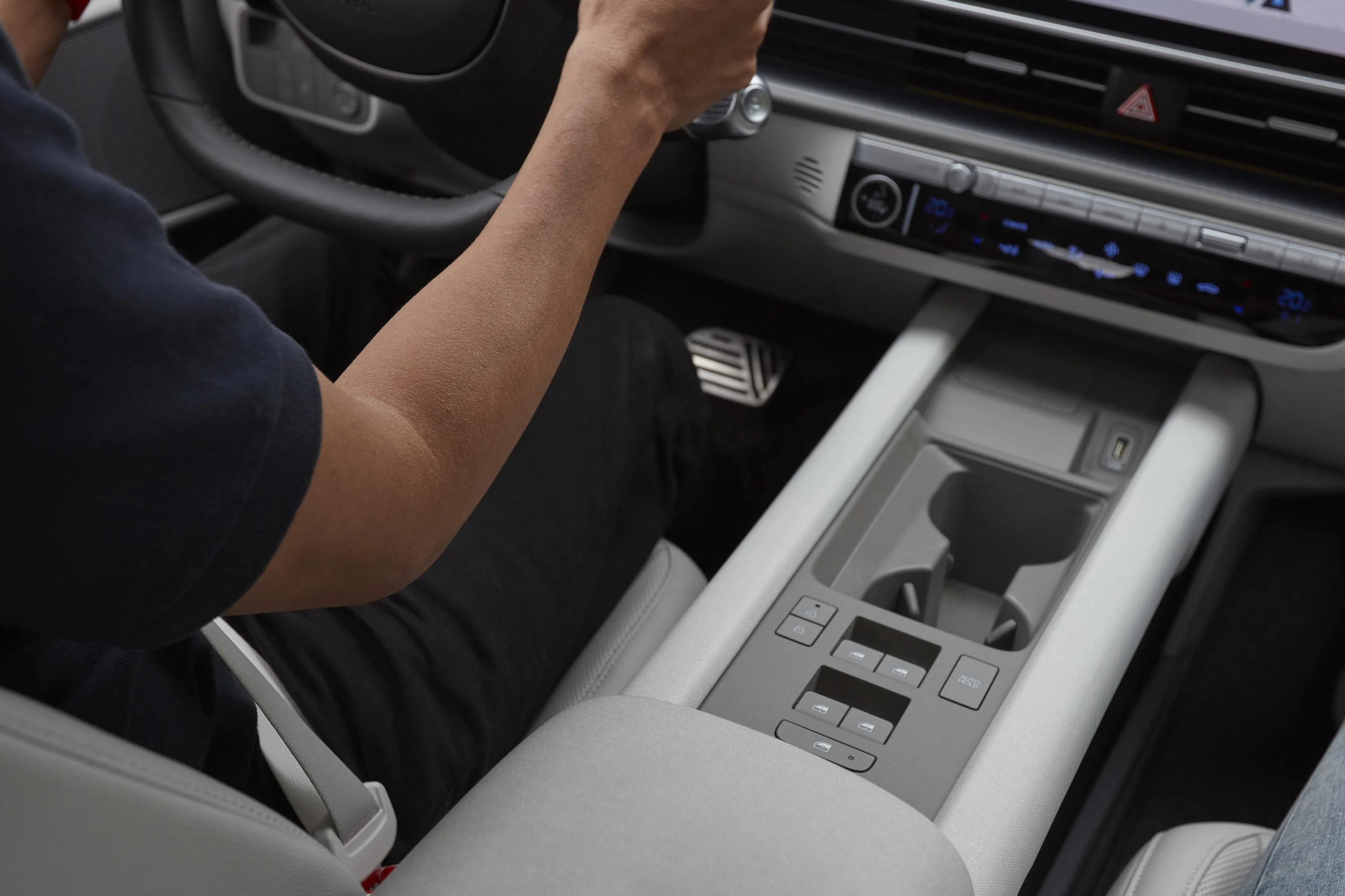 车窗升降按钮在扶手箱前端。（车商提供）