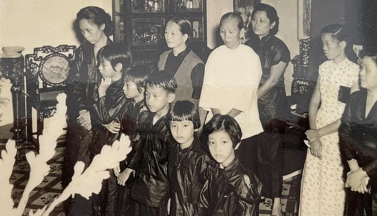 谢妙梅（左一）和五名子女允许到设在“振裕园”的林忠邦灵堂，但不得守灵和过夜。（林英仁提供）