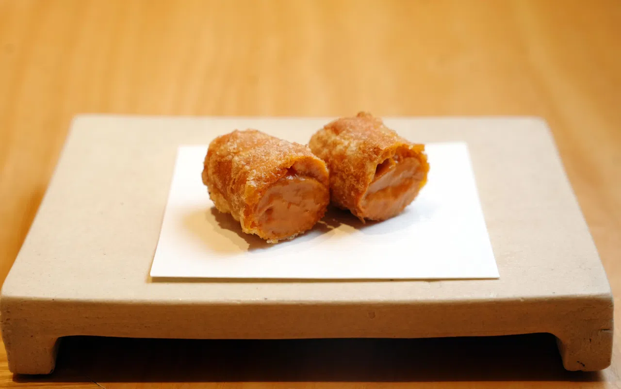 天妇罗海胆外酥内嫩，切半后蘸以酱油与山葵，令人回味。（谢智扬摄）