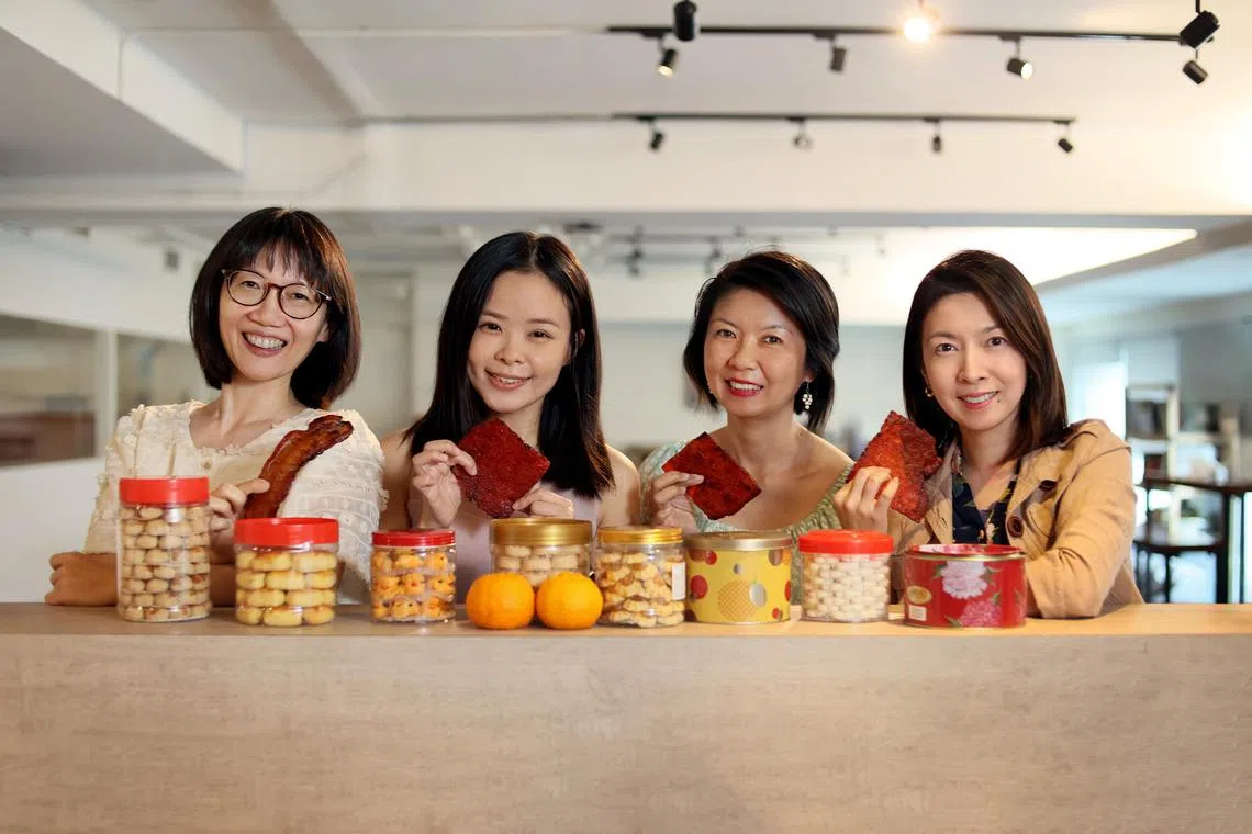 《联合早报》美食记者黄靖晶（左起）、叶晓虹、陈爱薇和黄亿敏，推荐各自喜欢的年饼。（龙国雄摄）