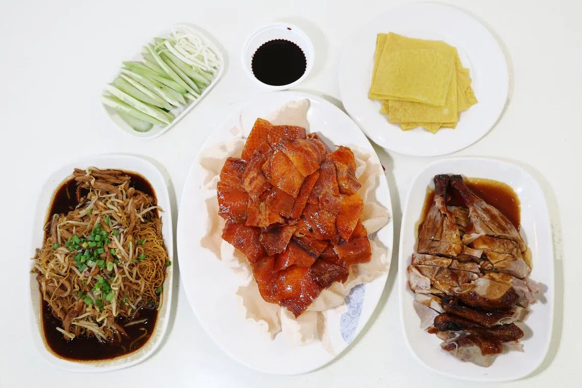 北京烤鸭在第一轮切片后会斩件（右），也可另附费做道鸭丝捞面（左）。（梁麒麟摄）