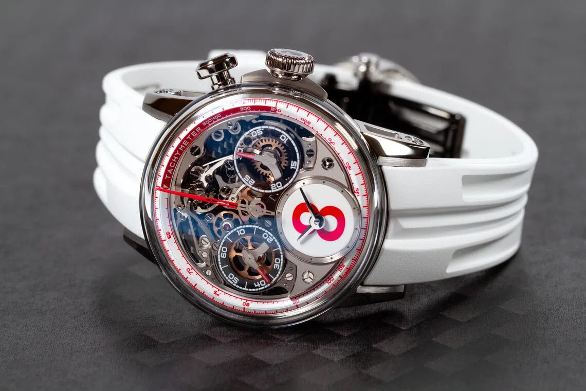 White Fuji用红色点缀白底表盘，呼应日本赛车文化。（路易·莫奈提供）