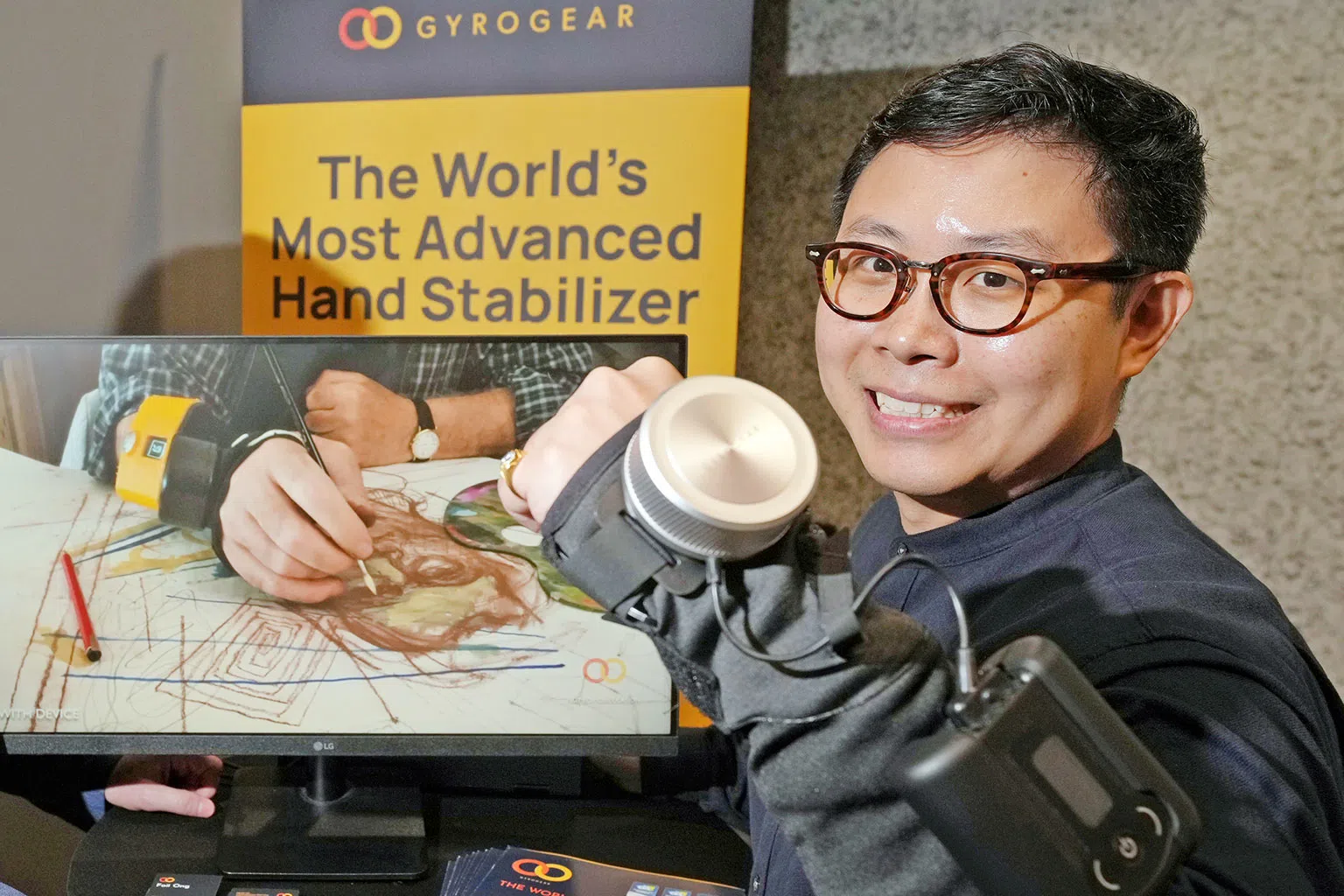 GyroGear联合创办人翁俊辉医生表示，GyroGlove曾获《时代》杂志评选为2024年最佳创新之一。（新报业媒体图片）