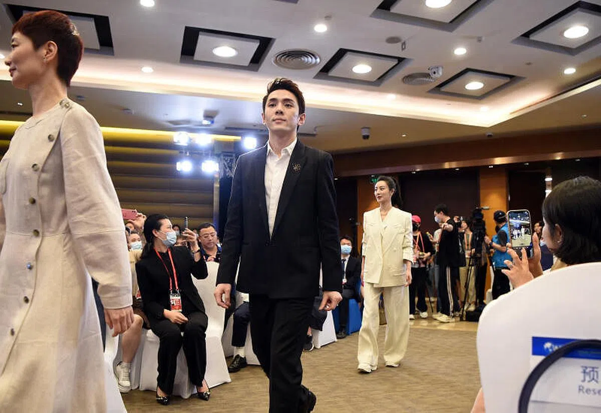 以薇娅、李佳琦等为代表打造出的“网红经济”获得中国官方一致好评。（中新社）