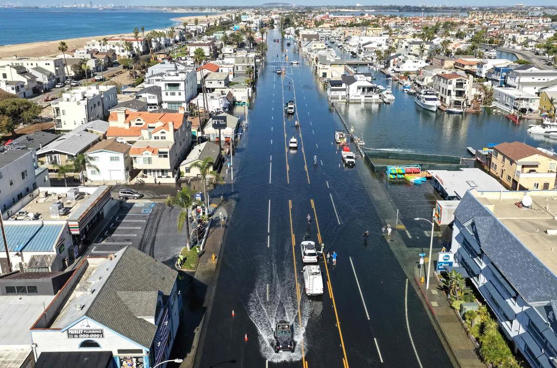 强厄尔尼诺叠加海洋热浪 海水漫过加州太平洋海岸公路