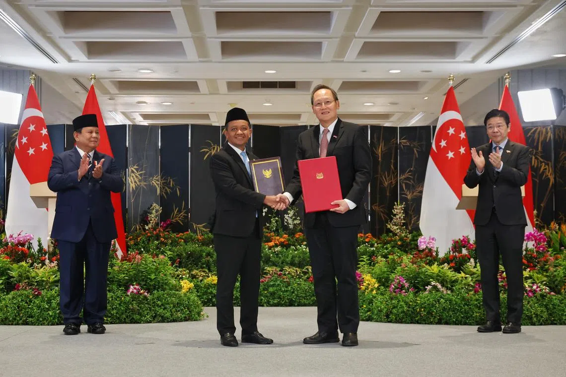 主管能源与科技的人力部长陈诗龙医生（右二）和印尼能源与矿产资源部长巴赫里尔（Bahlil Lahadalia、左二）星期一（6月16日）交换了上星期五（13日）签署的三份谅解备忘录文件。右一为黄循才总理，左一为印尼总统普拉博沃。（海峡时报）