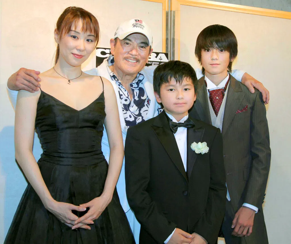 千叶真一（左二）对女儿真濑树里（左一）和两儿子新田真剑佑（右一）及真荣田乡疼爱有加。（互联网）