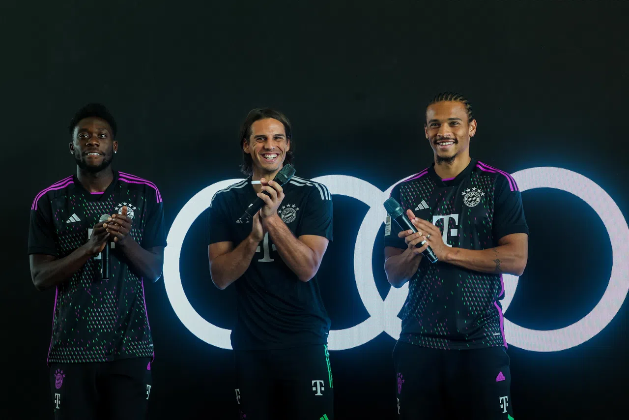 这是拜仁在时隔六年后重返狮城，萨内（右）、戴维斯（左）和索默都是第一次随队前来。三人在星期一（7月31日）下午一同出席了奥迪新车发布会的活动。（陈斌勤摄）