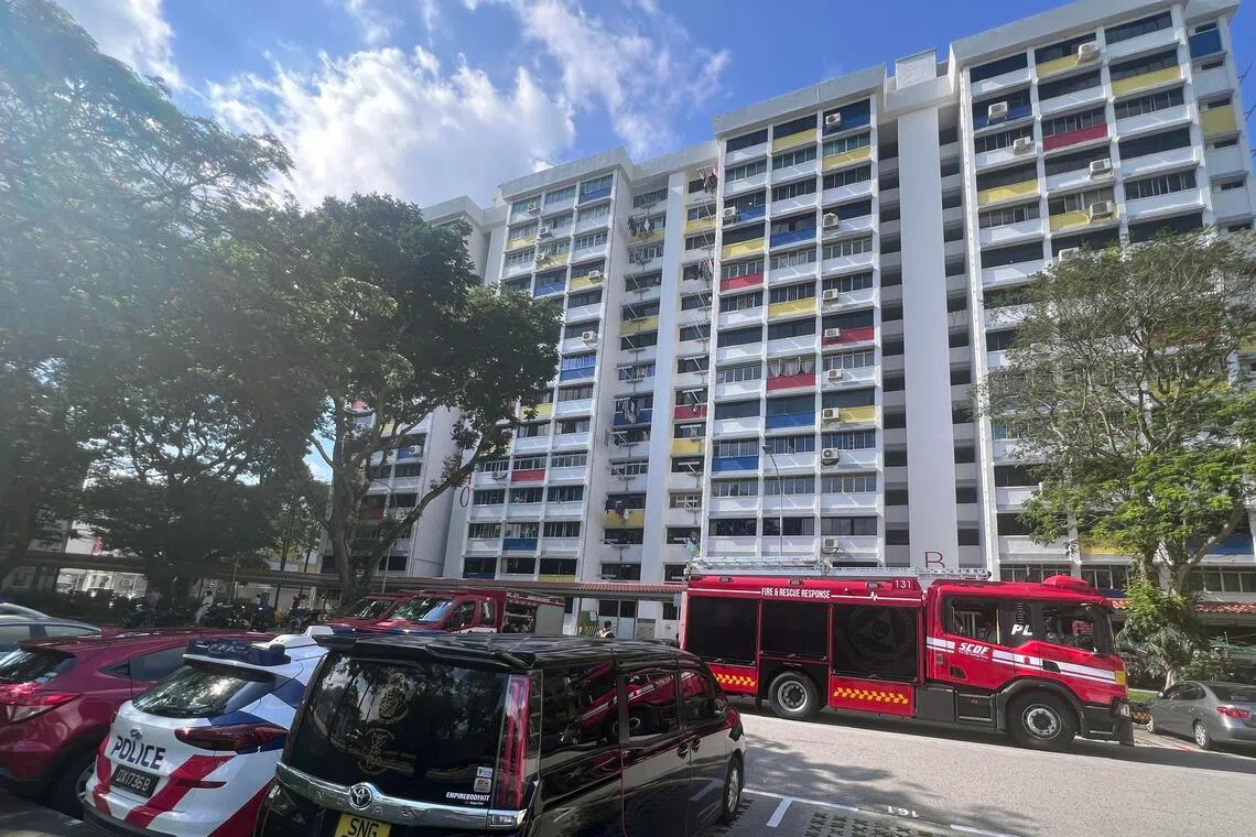 现场出动多辆警车与消防车。（陈秋静摄）