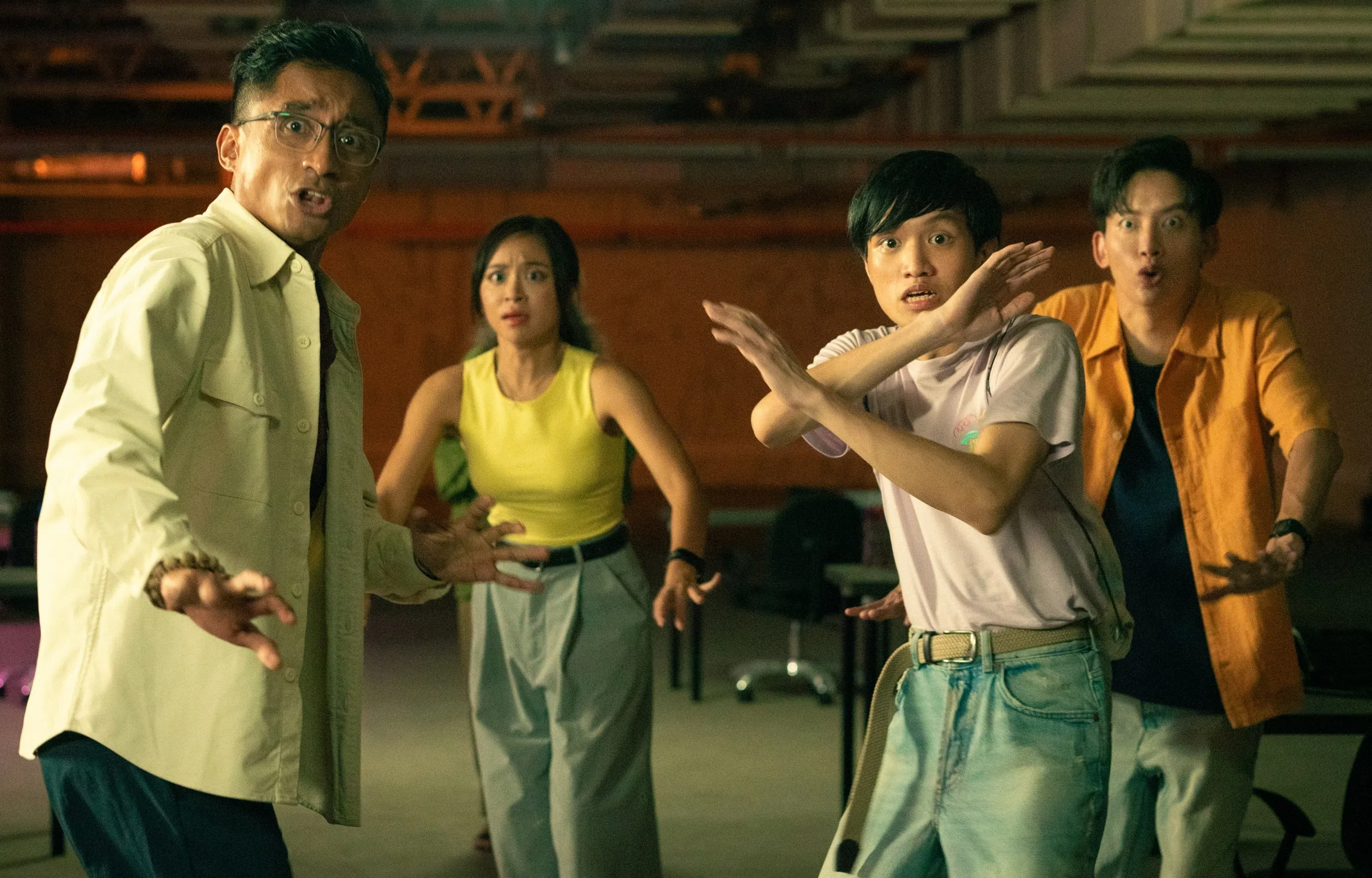 《哇，有外星人!!!》主要演员包括叶荣耀（右起）、张俊颖、翁璇和网红Fauzi Azzhar（左一）。（Extraordinary Moviemaking Division提供）