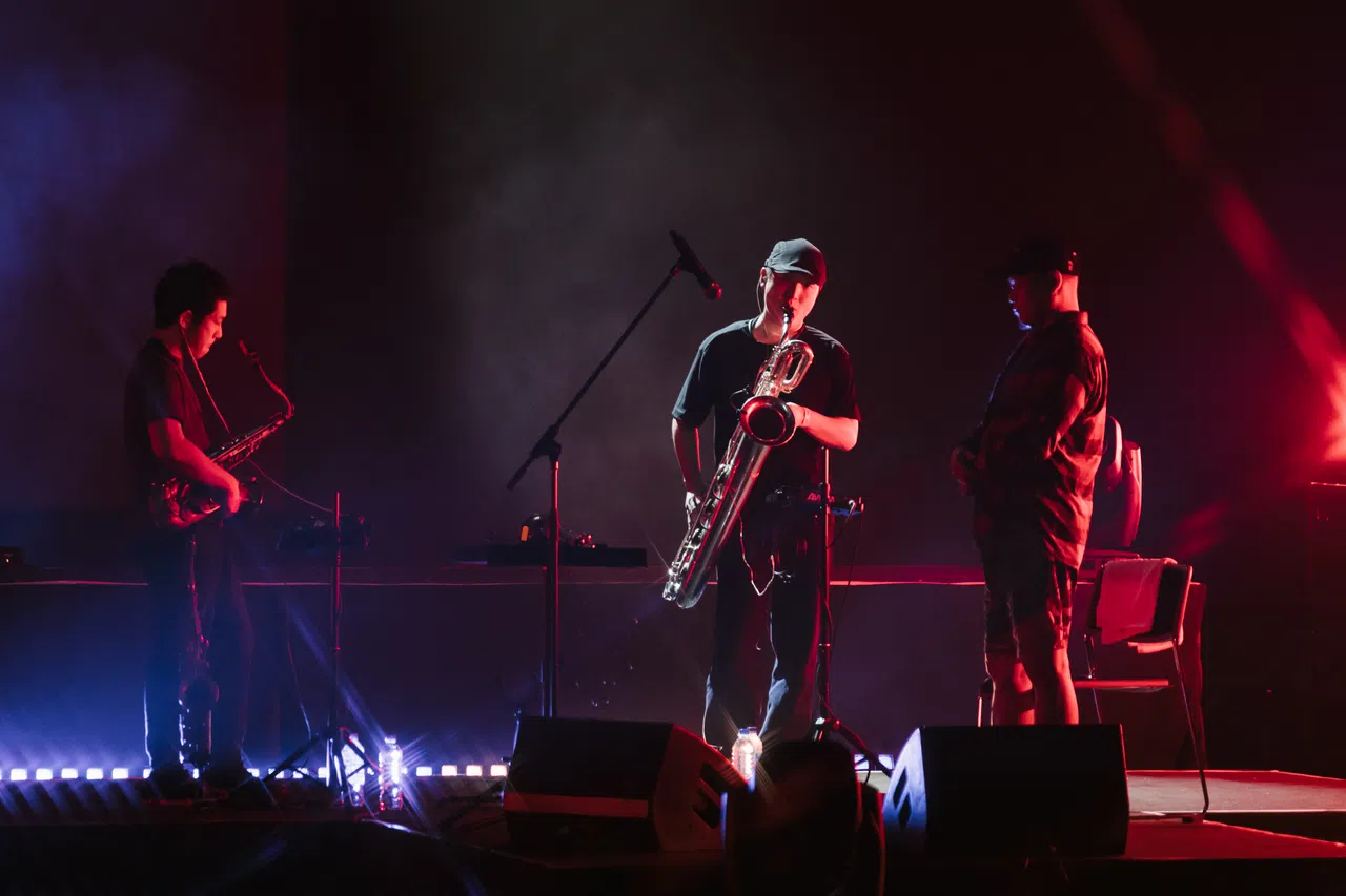 乐队的演出透着一股松弛感，成员们会在歌曲间隙为乐器调音，需要离开舞台时放下乐器就走。（Live Nation提供）