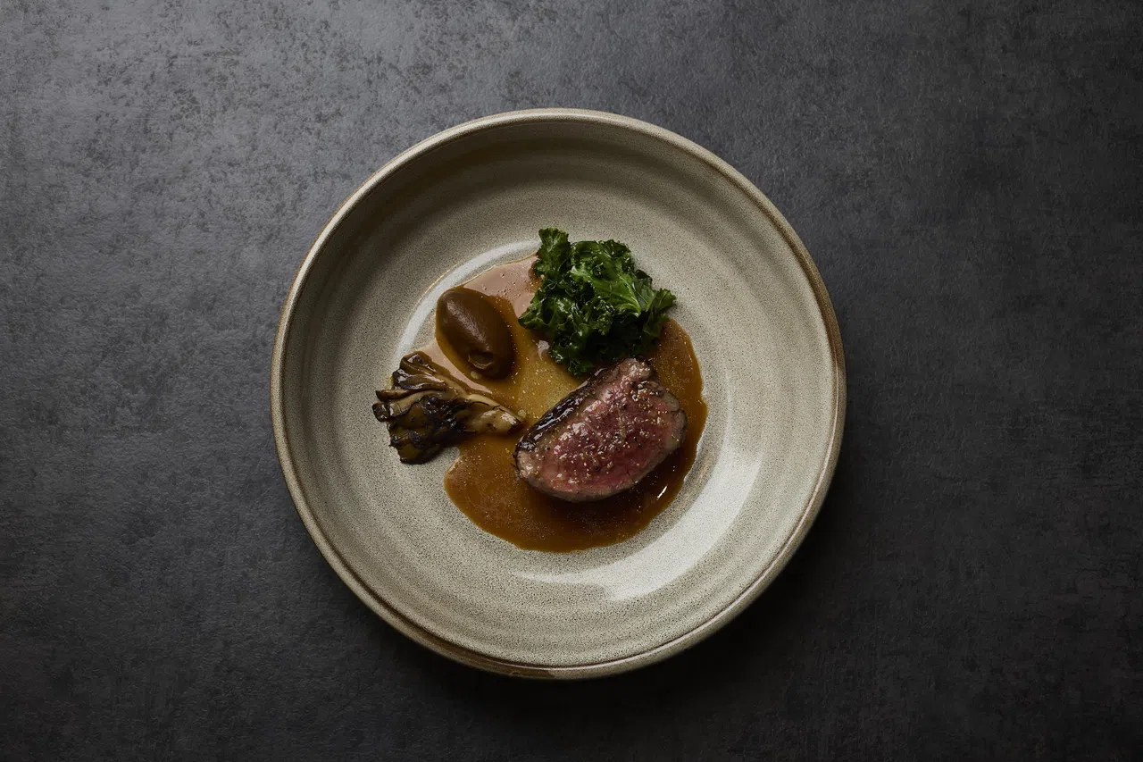 澳大利亚黑安格斯牛肉经过精心烹调，肉质鲜嫩多汁，外表微微焦脆，内里保持完美的粉红色。（餐馆提供）