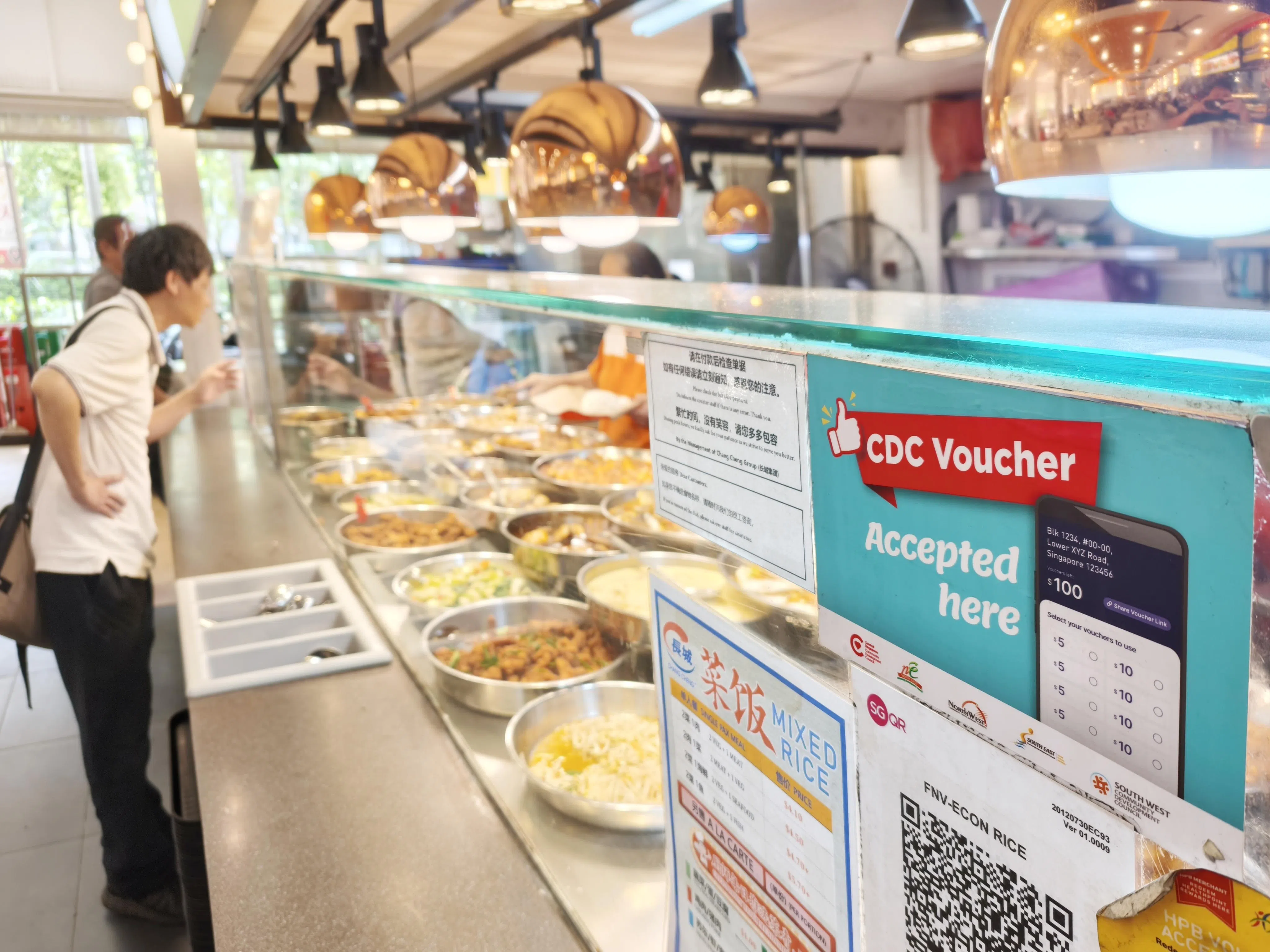 总理兼财政部长黄循财宣布，政府延续近几年做法，将在明年1月继续为全国约140万户公民家庭派发500元邻里购物券，助国人应付生活开销。（郑一鸣摄）