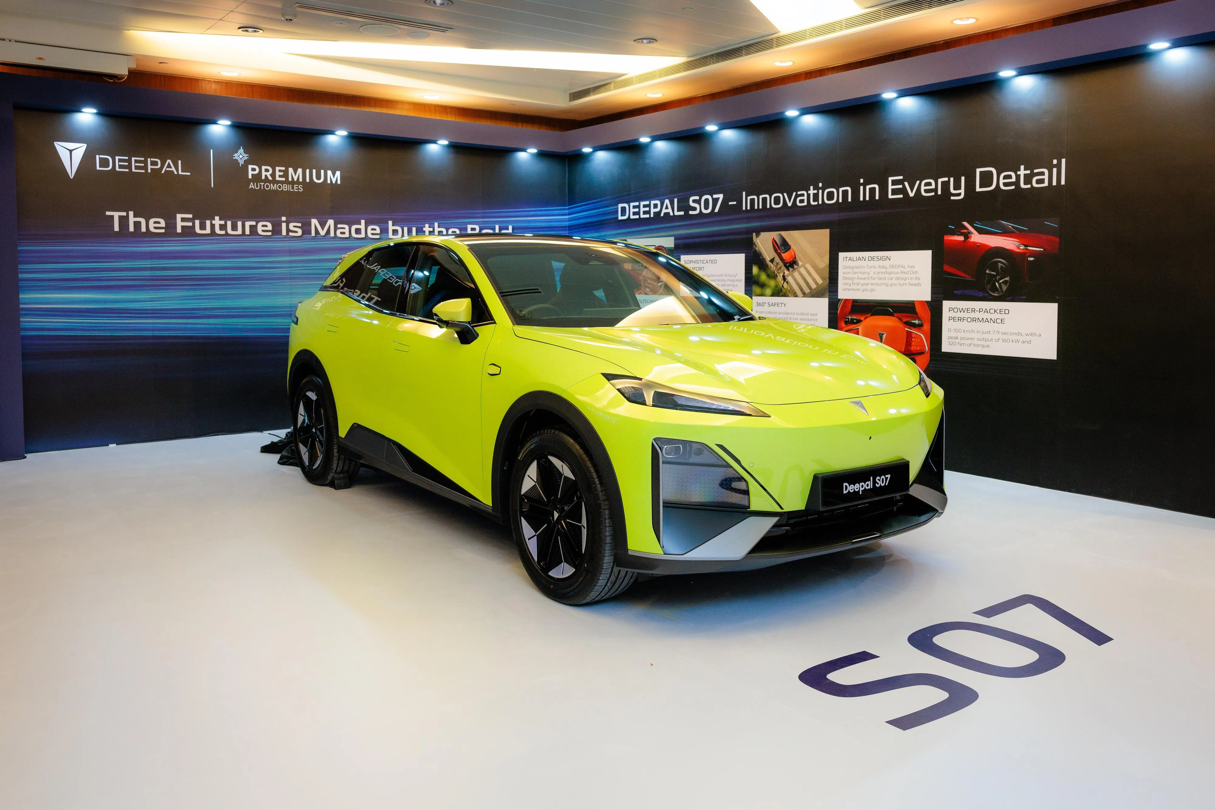 深蓝S07是一款中型SUV，前脸三角形导流槽与前大灯巧妙融合。（车商提供）