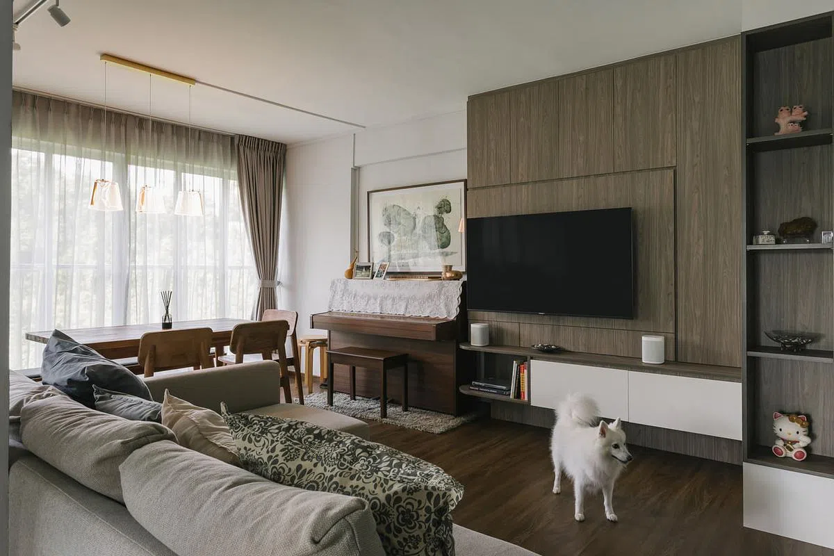 饭桌和沙发占据饭厅与客厅的一个角落，窗户对着翠绿山林，采光十足。