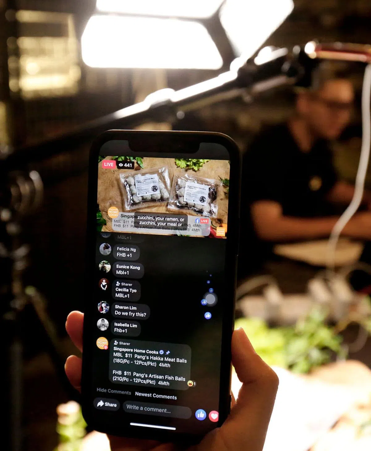 直播不受时间与空间限制，能在短时间内吸引网民观看。