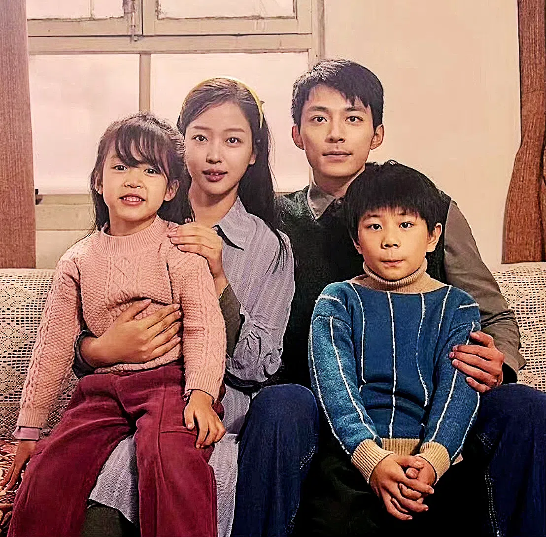  2024春节最夯短剧非《我在八零年代当后妈》莫属，男主角苏袀禾（后排右）被指长得像肖战和霍建华。（互联网）