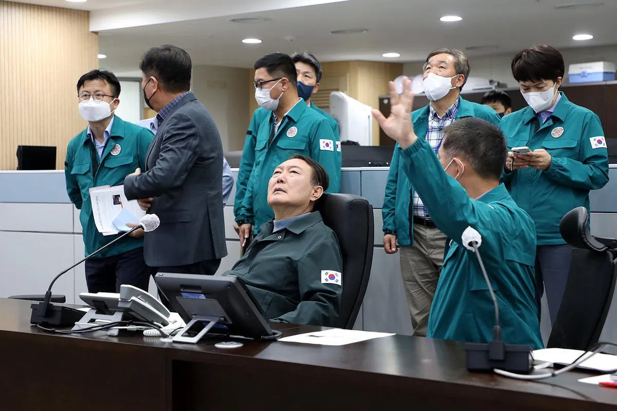 韩国总统尹锡悦（中）就踩踏事故与政府官员召开紧急会议。（法新社）