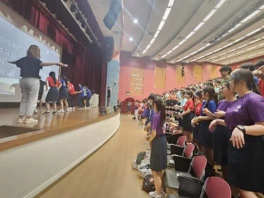 学生积极配合跳起街舞，舞动全身。（安德逊实龙岗初院提供）