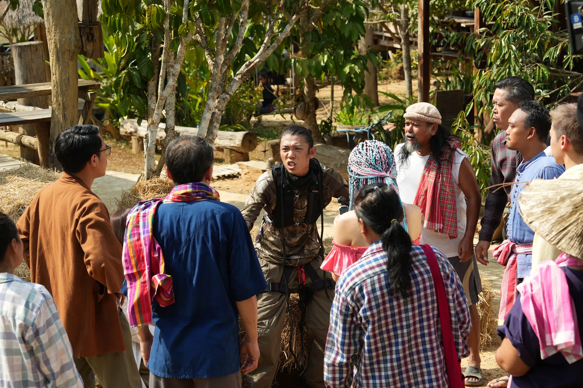 王伟良（中黑衣者）是《被逼英雄》出品人，也参与演出。（邵氏机构提供）