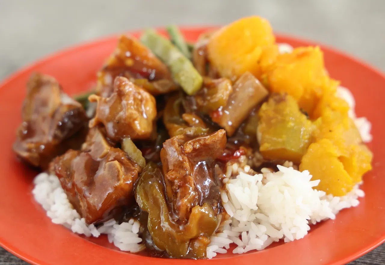 大肥九经济咖喱什菜饭为食客提供价格实惠的家常杂菜饭。（邬福梁摄）