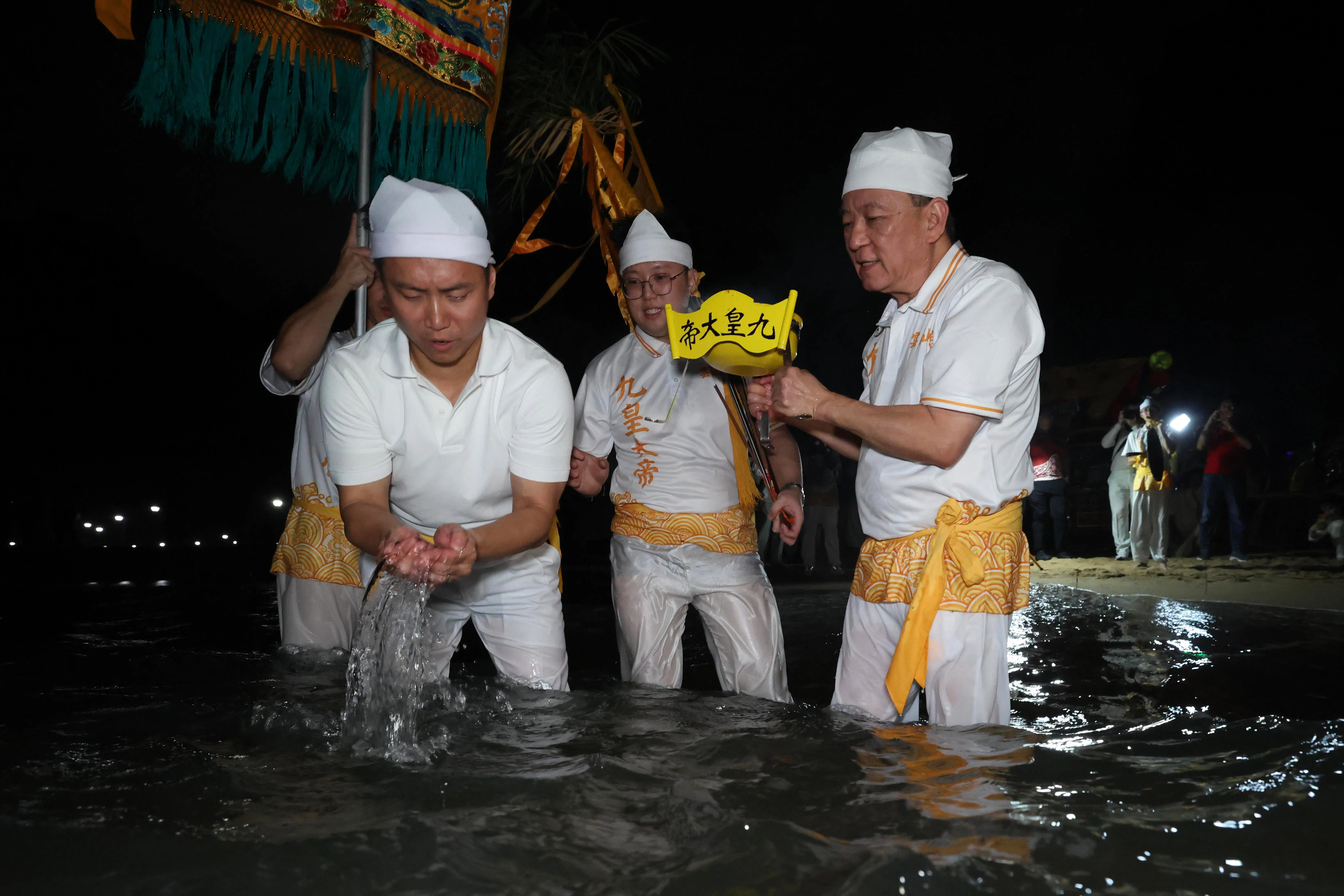 新加坡过去游境多在甘榜周边，如今演变变成各九皇爷宫庙之间互访。（郑一鸣摄）