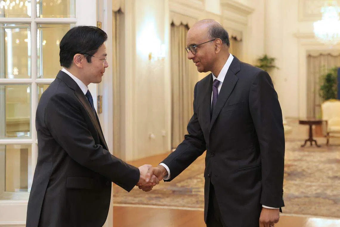 尚达曼总统（右）根据李显龙总理的建议，委任副总理兼财政部长黄循财（左）为下一任总理，并邀请对方组织新的内阁。（通讯及新闻部提供）