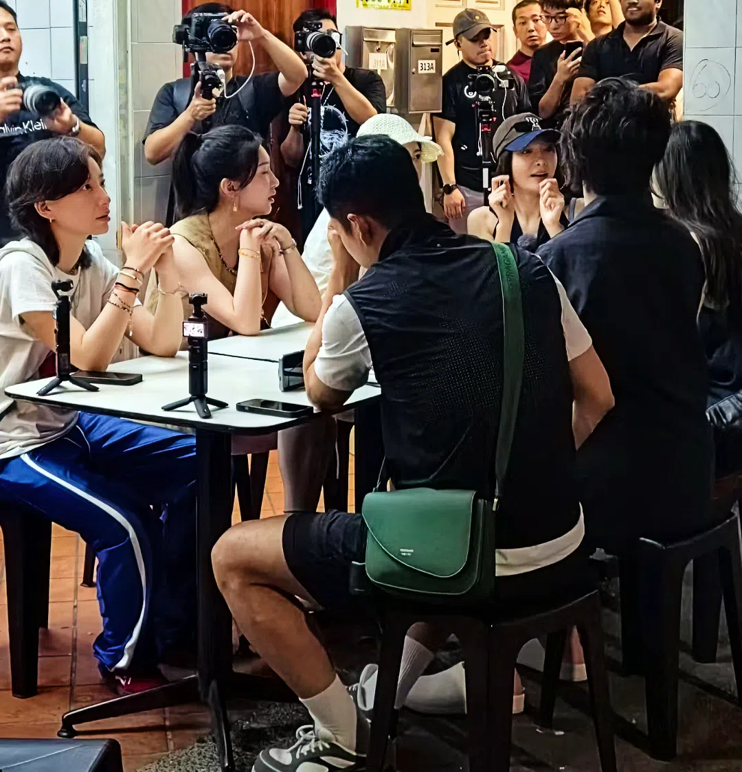 团队3日晚到芽笼拍摄，七位艺人坐下用餐，吸引大批粉丝和路人围观与拍摄。（T&M小红书截图）