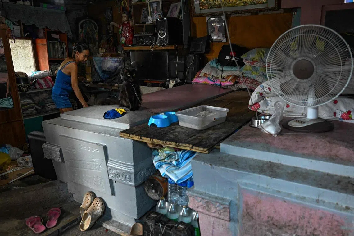 墓园居民一般上利用两座坟墓之间的空间搭建简陋的棚屋栖身，居住环境虽然差，但总好过餐风露宿。（法新社）