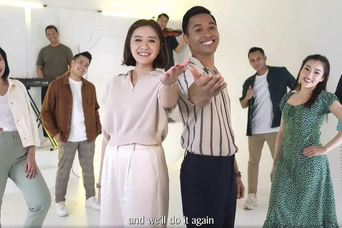 新航为庆祝新加坡58岁生日、安排机组人员拍摄爱国歌曲MTV。（取自新航脸书）