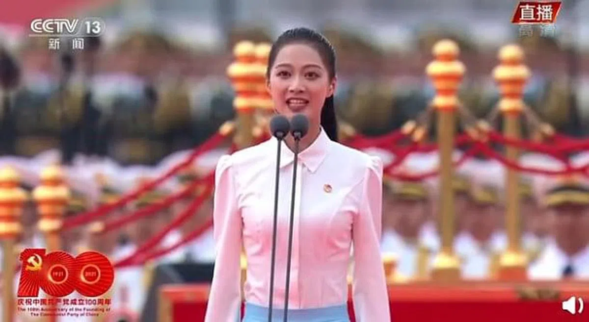 另一名女朗诵者因姣好的外形和洪亮的声线赢得网友一致点赞。（视频截取）