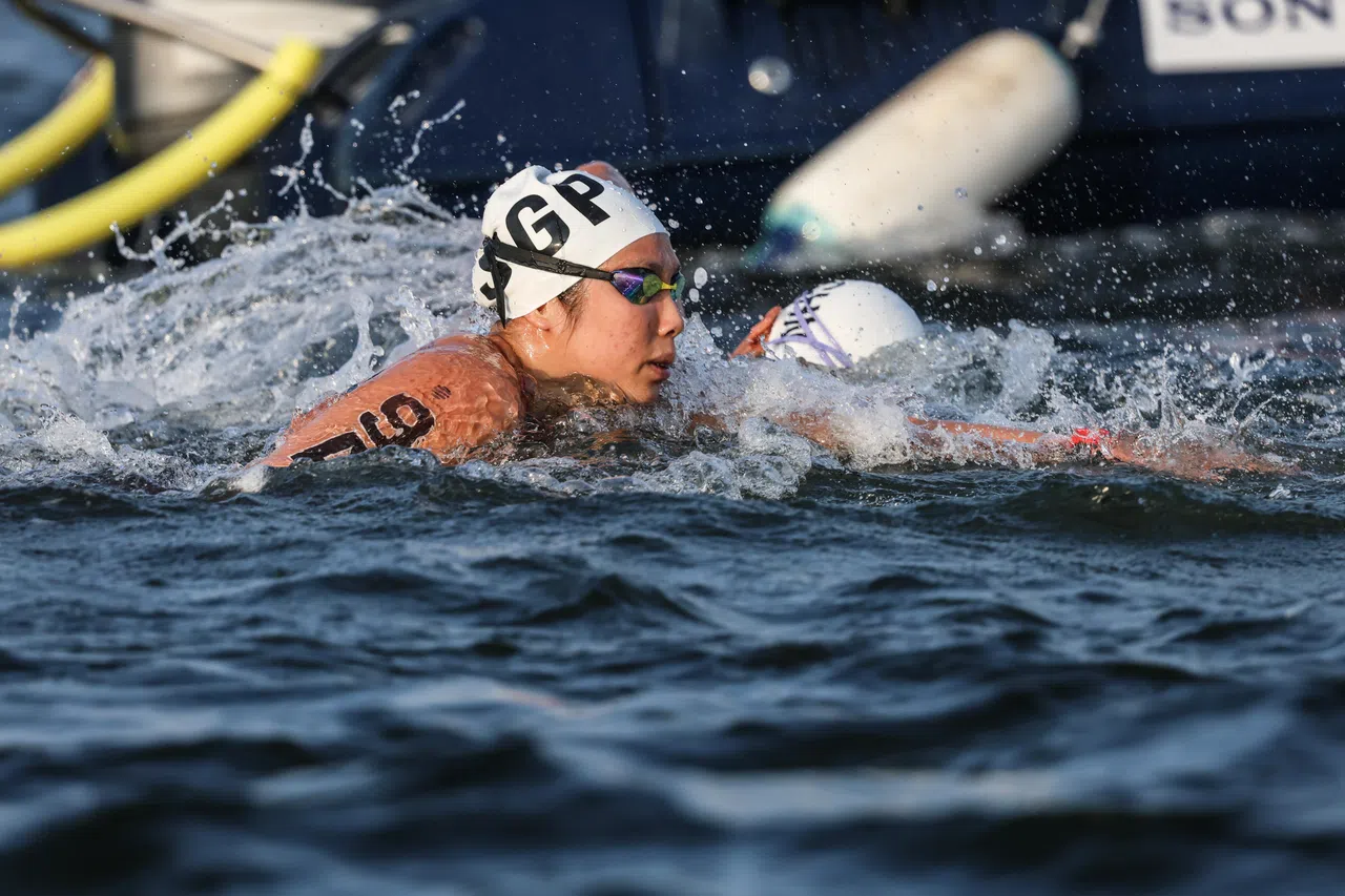 刘俐杉（中）在接力赛中为新加坡打头阵。（关俊威摄）