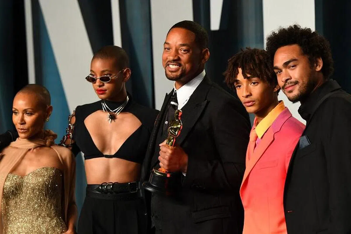 Will Smith（中）得奖后拍全家福，左起太太Jada Pinkett Smith，女儿 Willow Smith，儿子 Jaden Smith，Trey Smith（与前妻所生） 。（法新社）