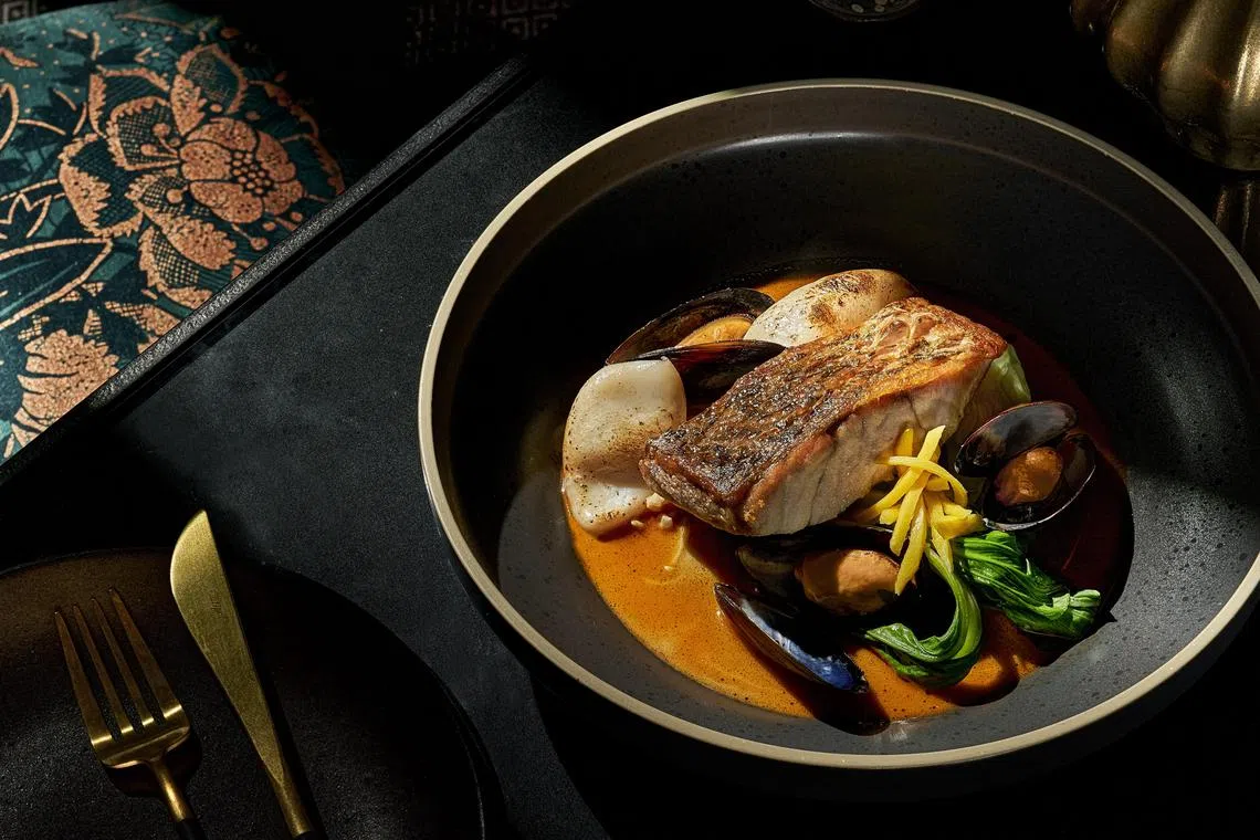 Moko的红咖喱鲈鱼，配料丰富。（餐馆提供）