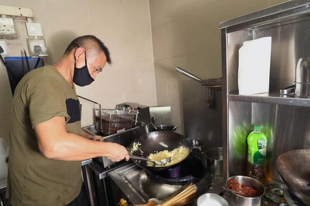 炒饭是王晋军的拿手菜之一，翻炒时散发出浓浓的镬气，令人垂涎三尺。（陈来福摄）