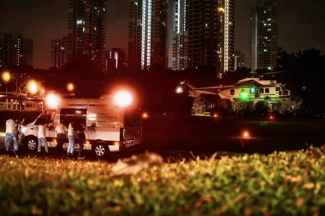 新加坡空军部队直升机降落后，救援人员用担架将受伤的船员送往救护车。（取自新加坡空军部队脸书）