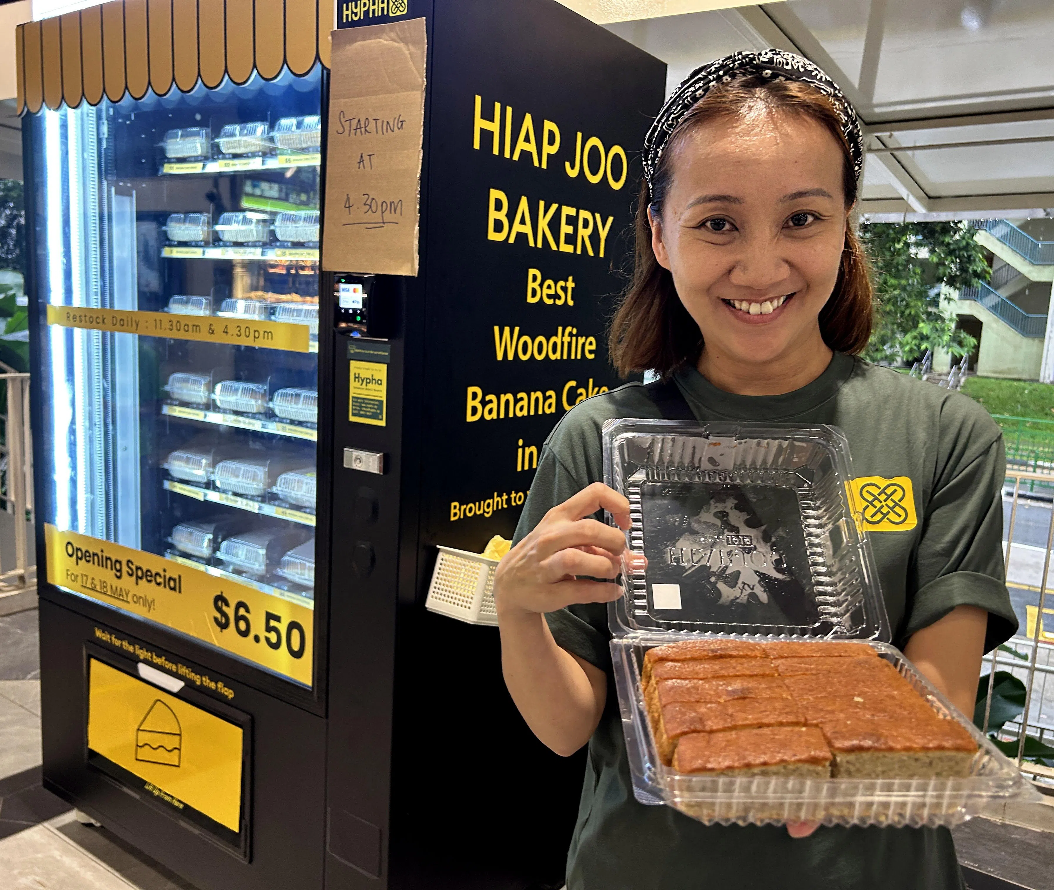 王婉菱会在信佳小贩中心设置两台自动贩卖机卖协裕香蕉蛋糕，第二台预计月底投入运营。（曾美玲摄）