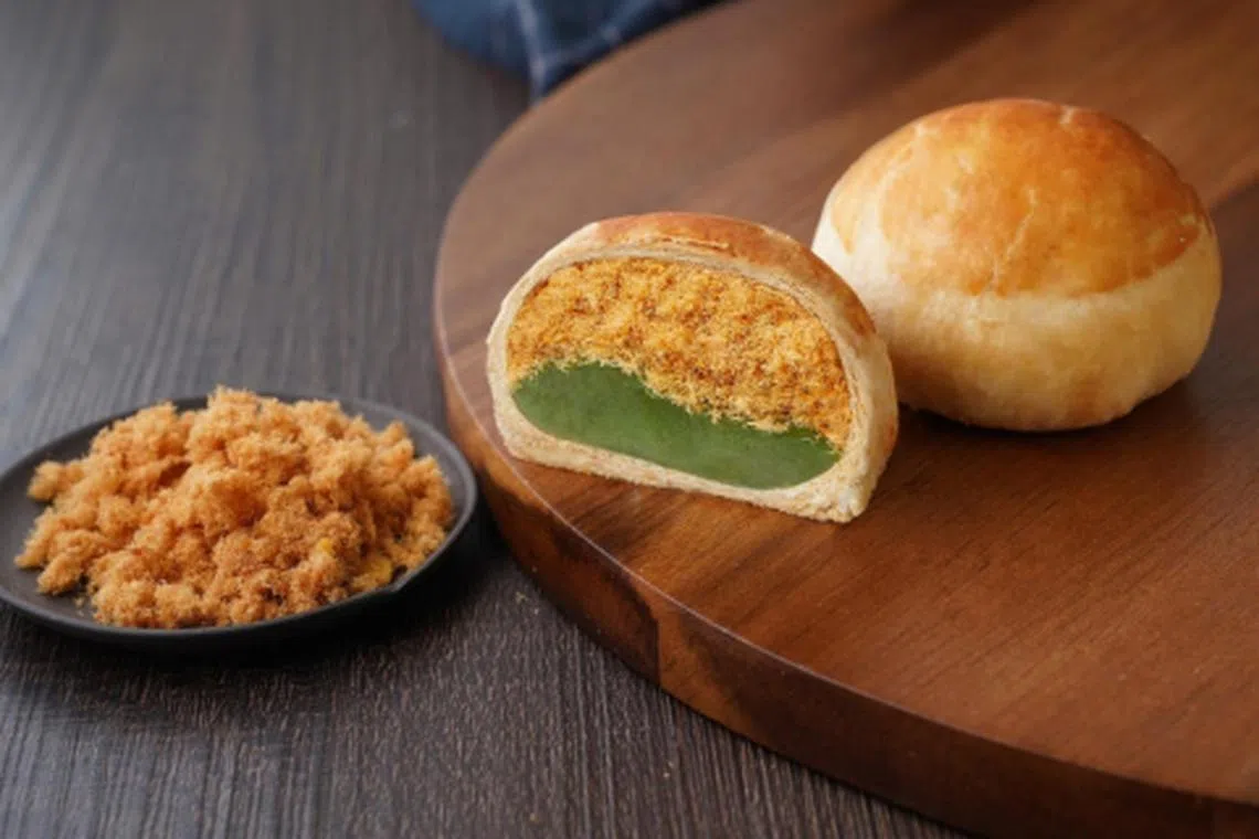 怡保源香饼家的肉丝莲蓉饼，现可在新加坡山城茶室买到。（餐馆提供）