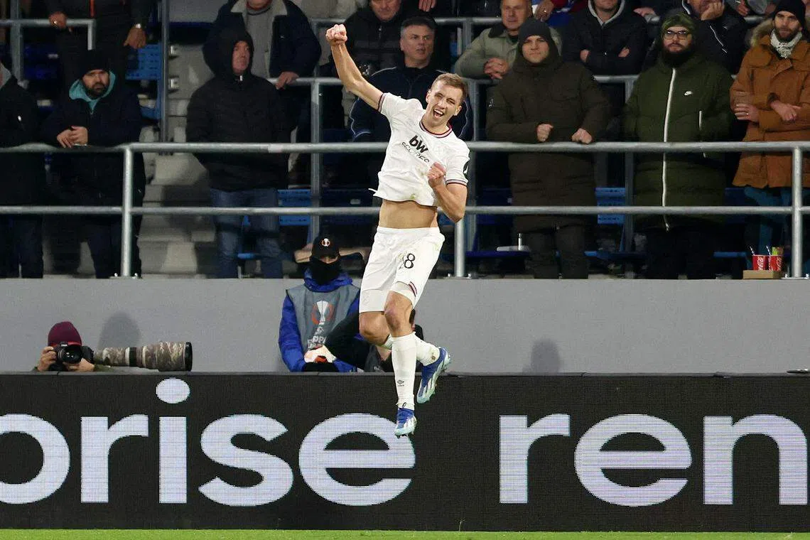 西哈姆的绍切克在第89分钟攻入制胜球后开心庆祝。（路透社）