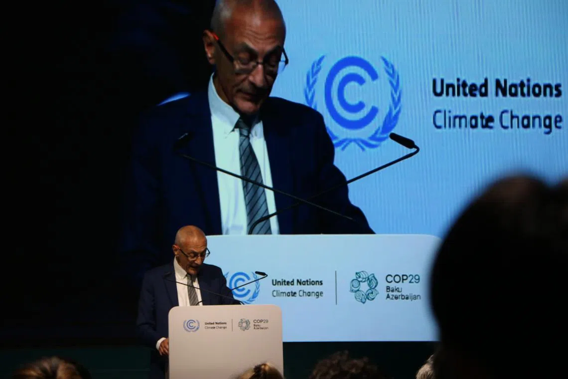 美国总统国际气候政策高级顾问波德斯塔（John Podesta）在第29届联合国气候变化大会的记者会上说，相信特朗普上任后会逆转许多现有的气候努力。（蔡玮谦摄）