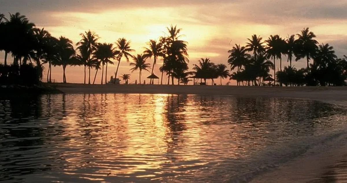 夕阳下，圣淘沙沙滩别具一番迷人风光。