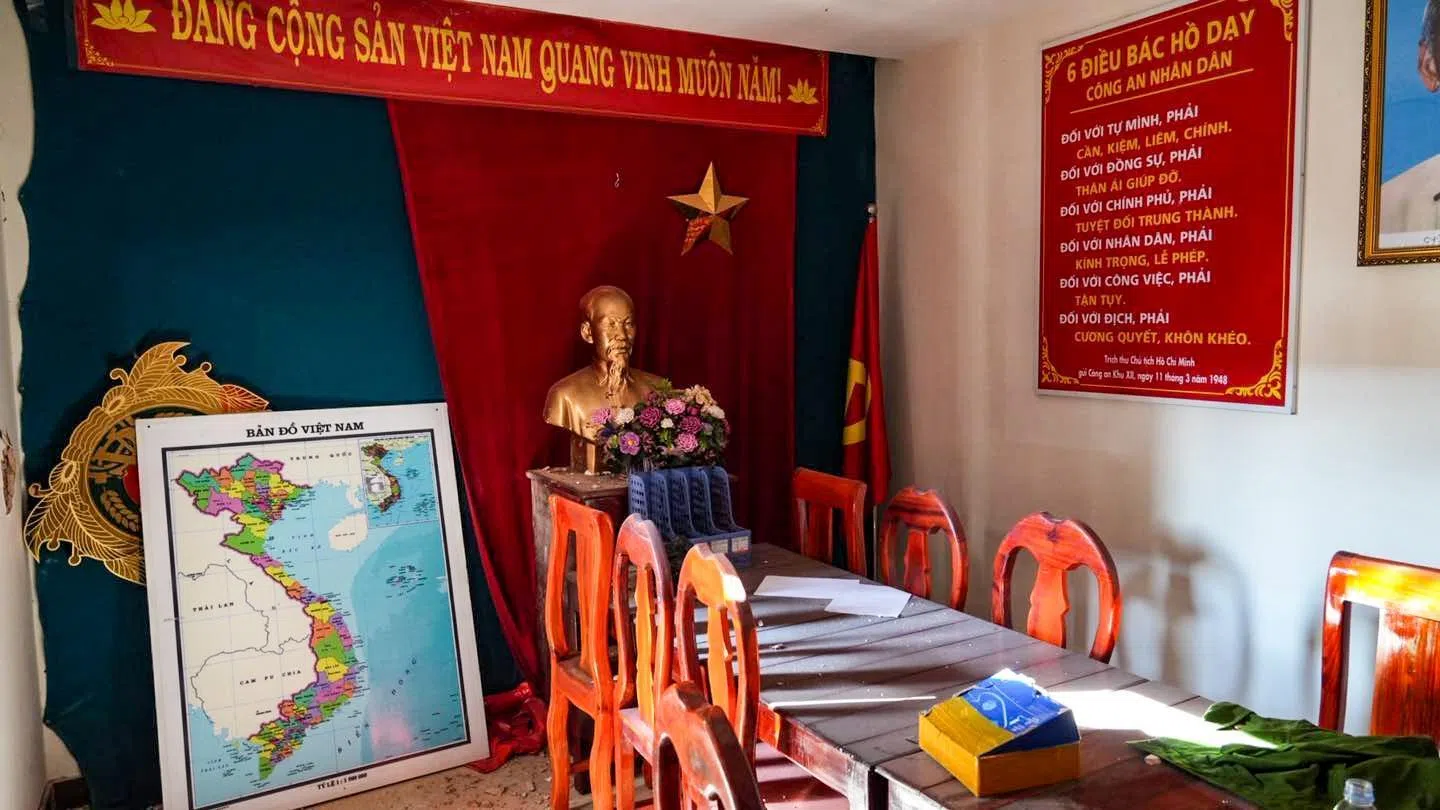 其中一个房间假冒越南公安局，里头有胡志明像，墙上贴着公安局守则的六句话，还挂着“光荣的越南共产党万岁”布条。（取自泰国陆军发言人脸书）