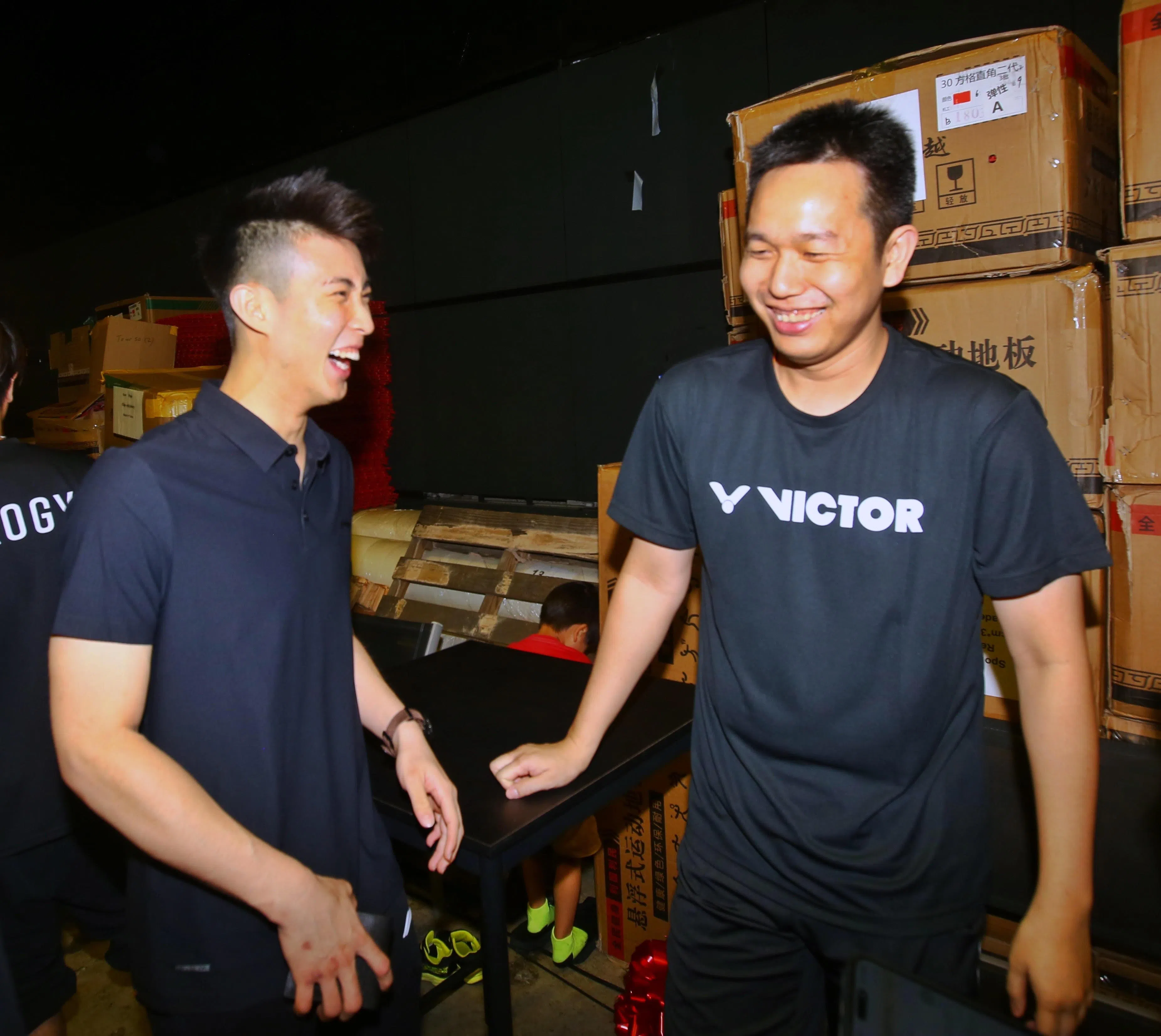 我国头号男单骆建佑（左）见到好友亨德拉开心寒暄。（特约陈福洲摄）