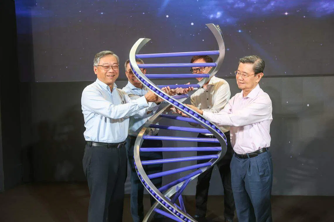贸工部长颜金勇（左一）出席生命科学和创新集群Geneo的推介仪式。左二起为凯德地产首席执行官叶能栋、凯德腾飞房产信托管理公司首席执行官郑伟良和凯腾控股主席黄根成。（关俊威摄）