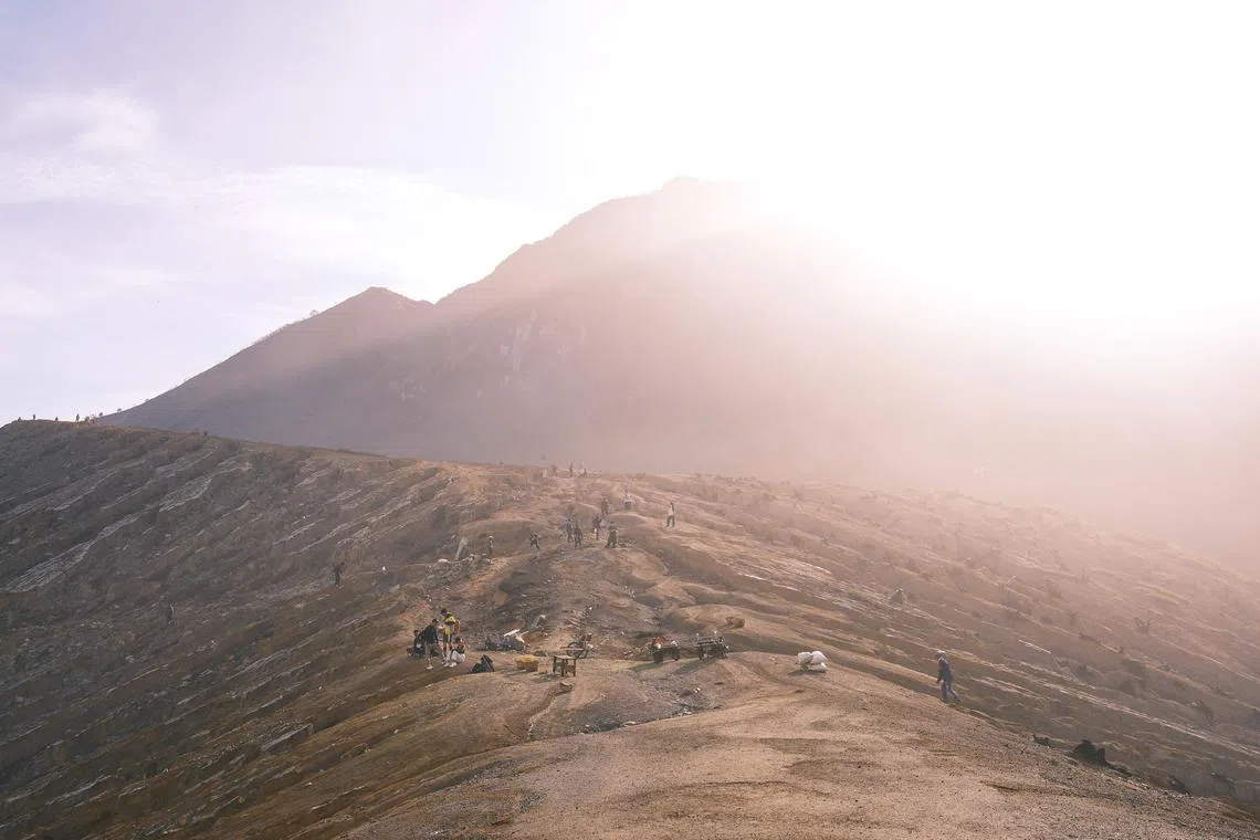 阳光、晨雾和硫磺烟雾交融弥漫。（钟俊鸿摄）